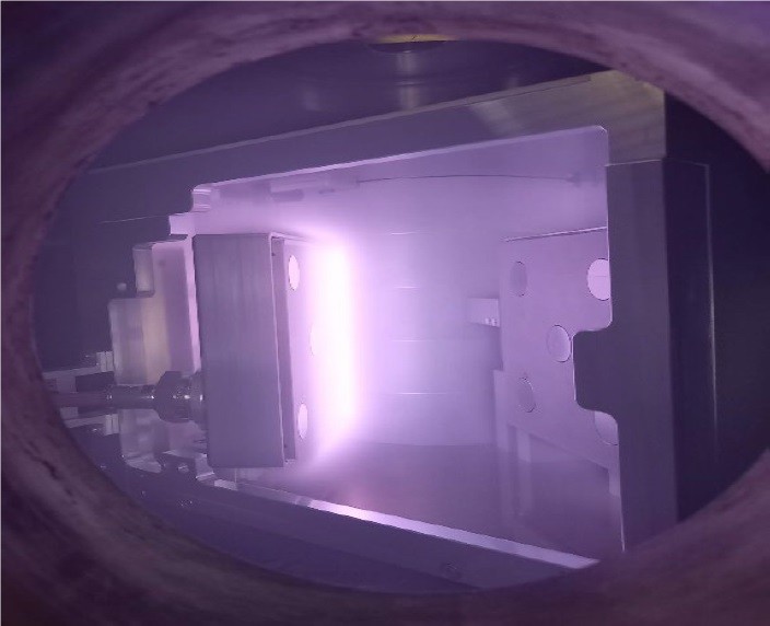 Plasma ignition and confinement in front of a first mirror.