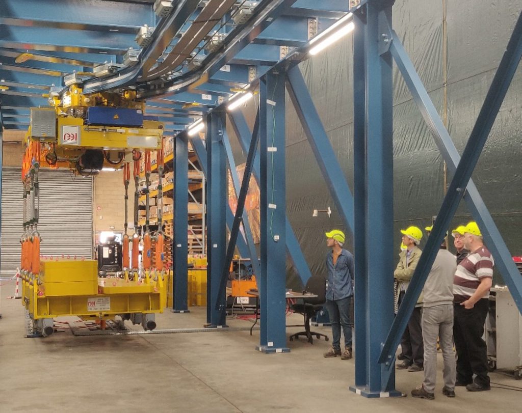 Operators during the testing of the neutral beam remote handling crane prototype in REEL’s premises, France, May 2022.