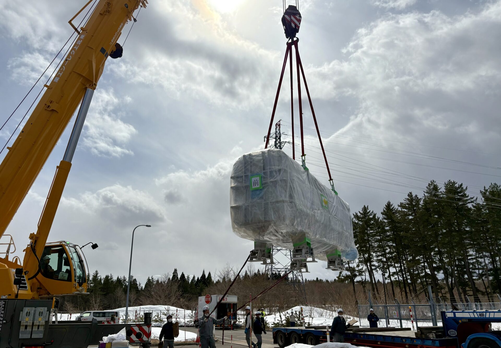 The Japanese teams hoist the cryomodule during its transfer into the LIPAc vault. March 2025. ©IFMIF/EVEDA