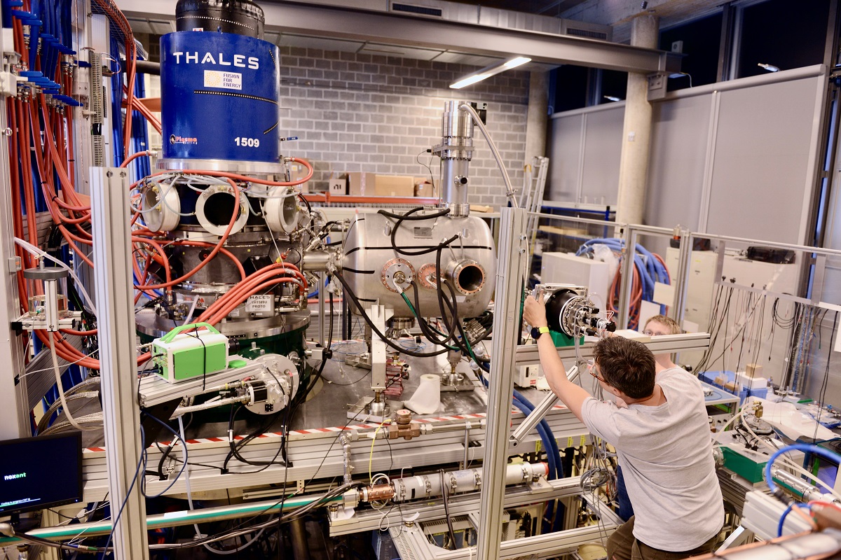Operators working on the European gyrotron prototype during tests at Falcon (SPC) in 2022. © EPFL