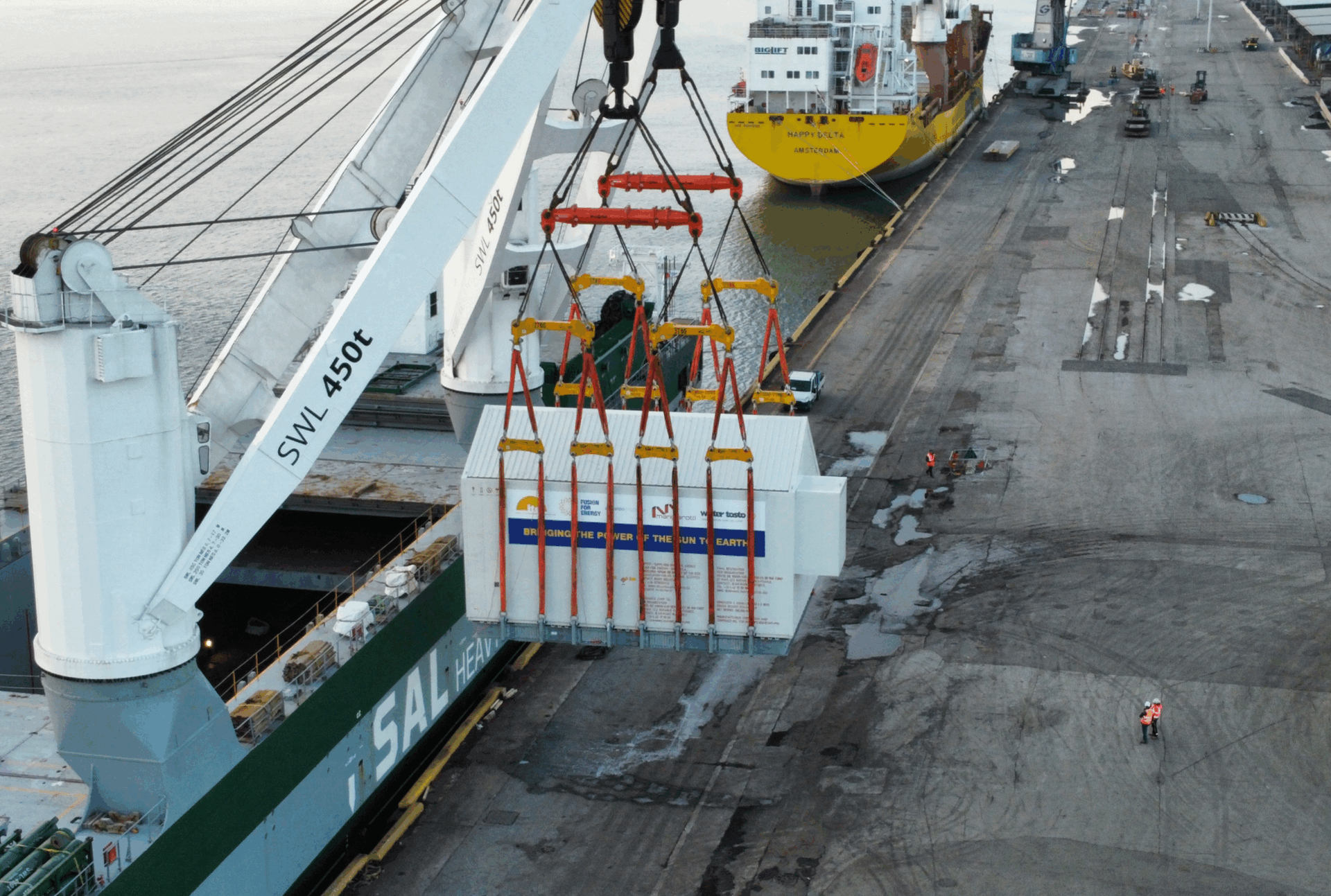 At the port of Monfalcone, cranes carefully lift Vacuum Vessel Sector 9 onto a cargo vessel, that will take it to the south of France. ©Westinghouse