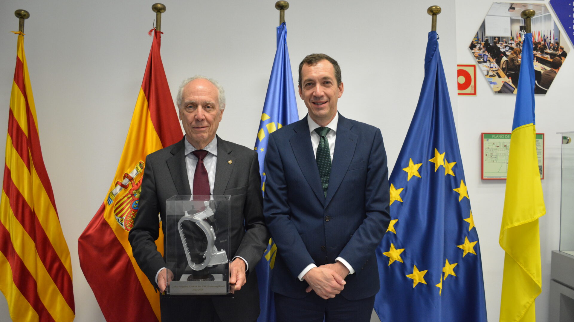 Exiting Chair Carlos Alejaldre received a miniature model of an ITER Vacuum Vessel sector as an appreciation gift from the F4E Director Marc Lachaise. ©F4E