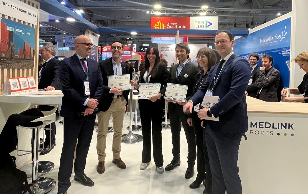 Representatives from F4E, Daher, CFT received certificates and an award from Medlink Ports at the SITL exhibition in Paris.