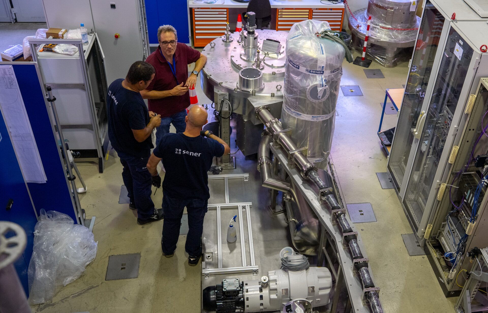 Experts next to the centrifuge accelerator during its installation at IPP. ©Tamás Szabolics, EUROfusion