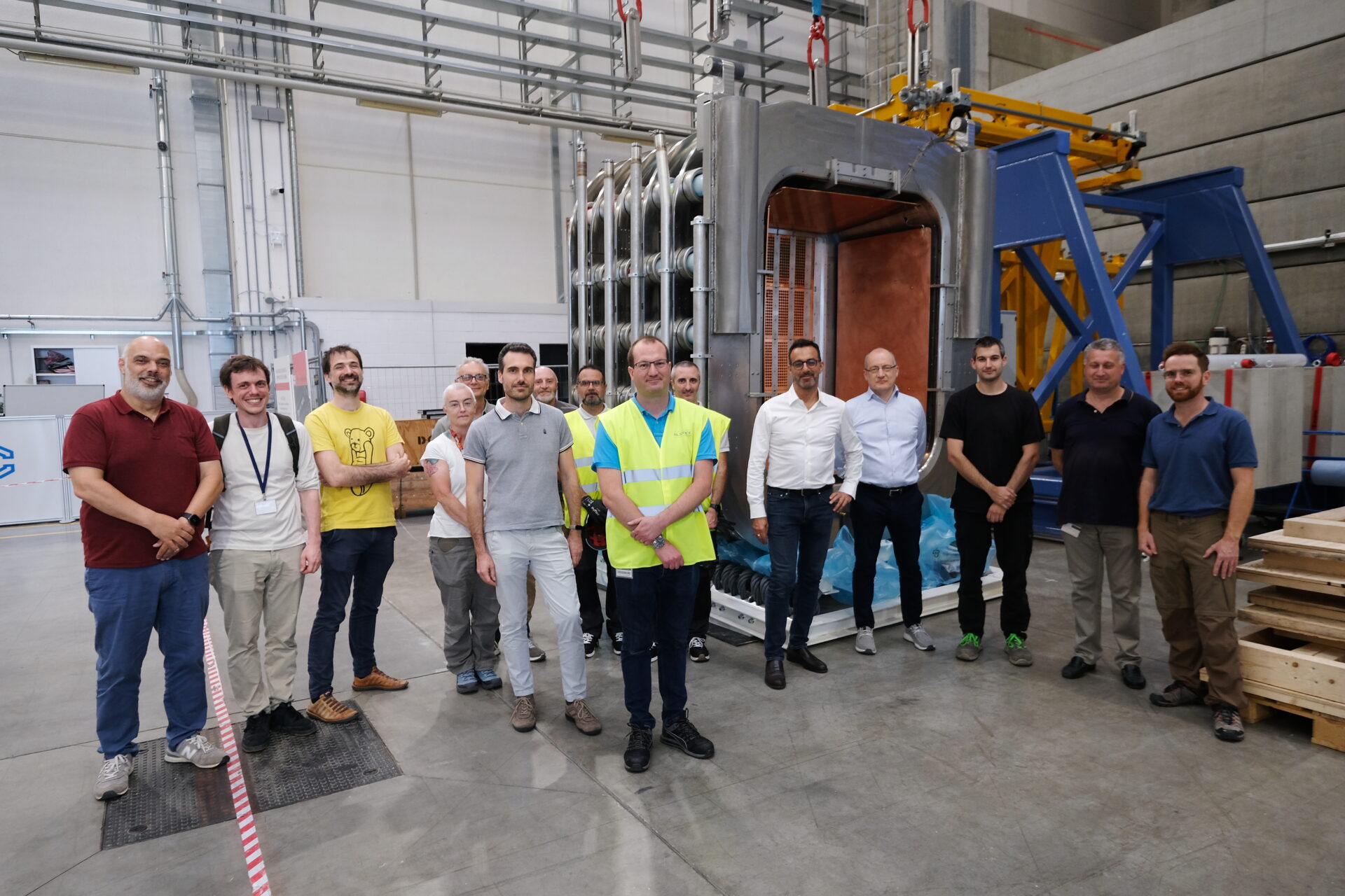 Teams of F4E, Consorzio RFX, Alsymex and partners stand next to the MITICA Beam Source after the onsite helium leak tests. ©RFX