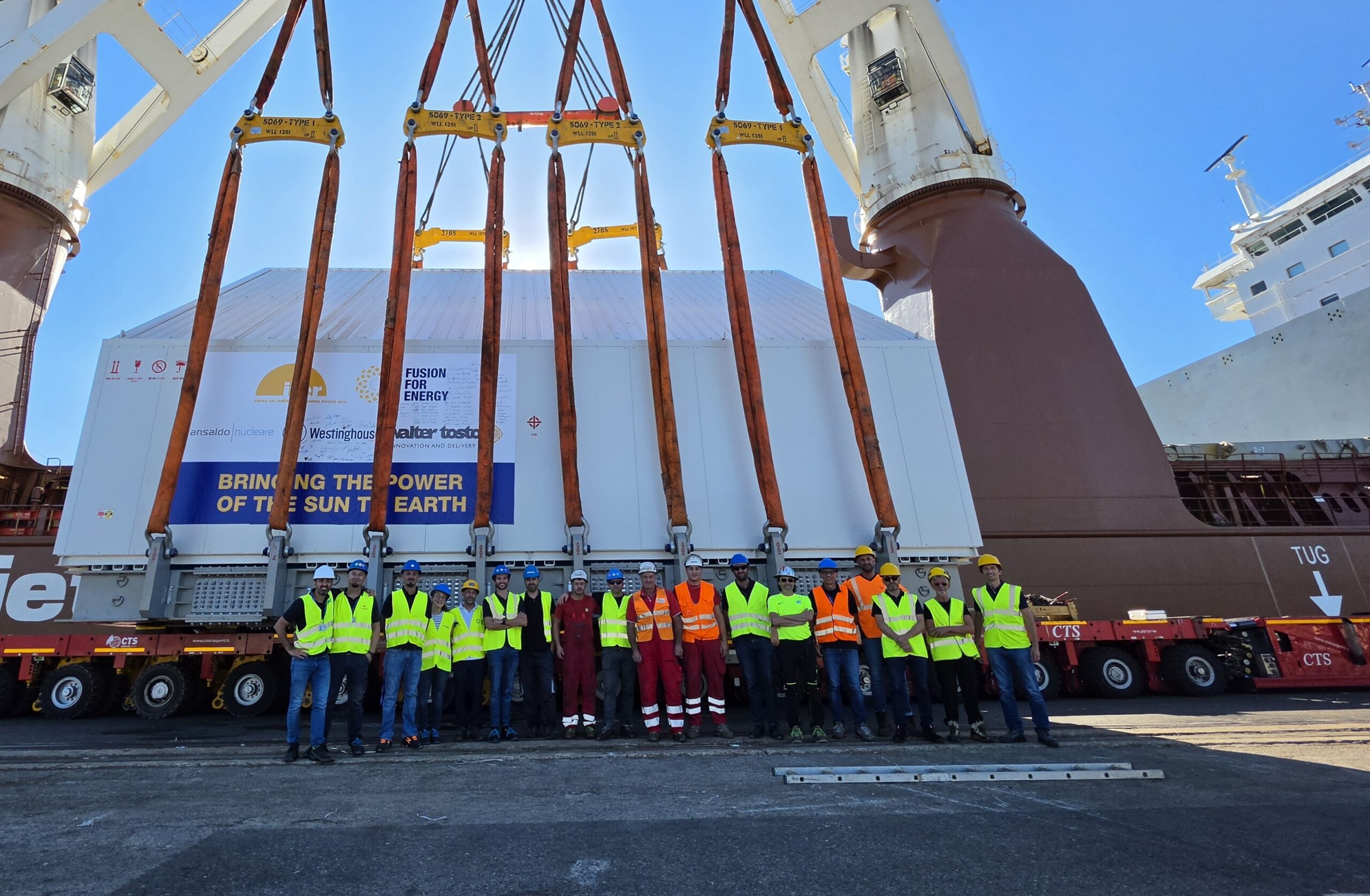 Group photo during the loading of the Vacuum Vessel crate onto the ship that will take it to the south of France. September 2026. ©F4E