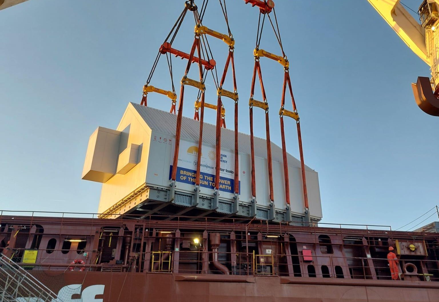 Unloading of the Vacuum Vessel sector upon its arrival at the port of Fos-sur-Mer, in France. ©DAHER